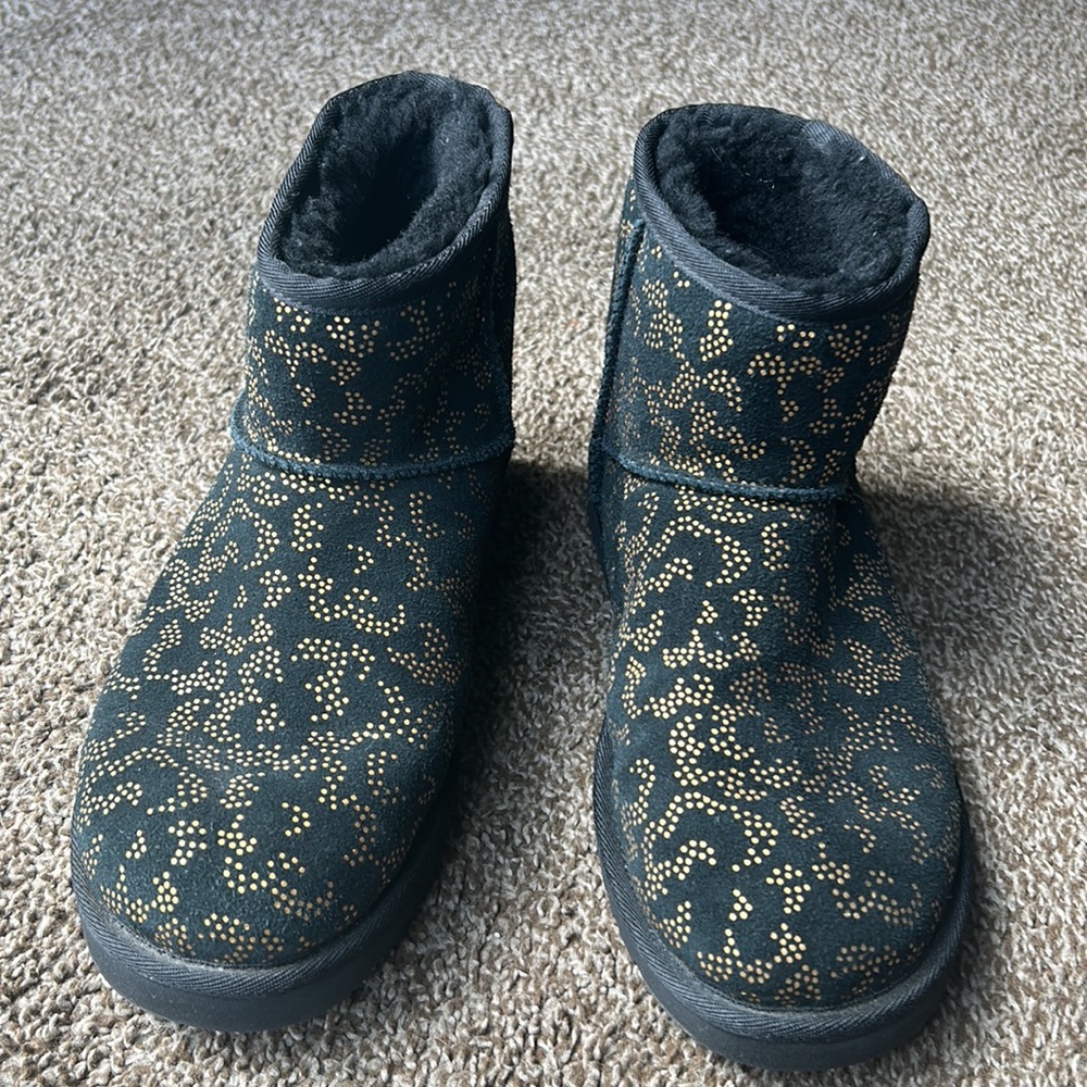 Black and Gold Mini Uggs! 🖤
